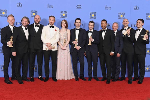 la-la-land-cast-and-crew-winning-golden-globe