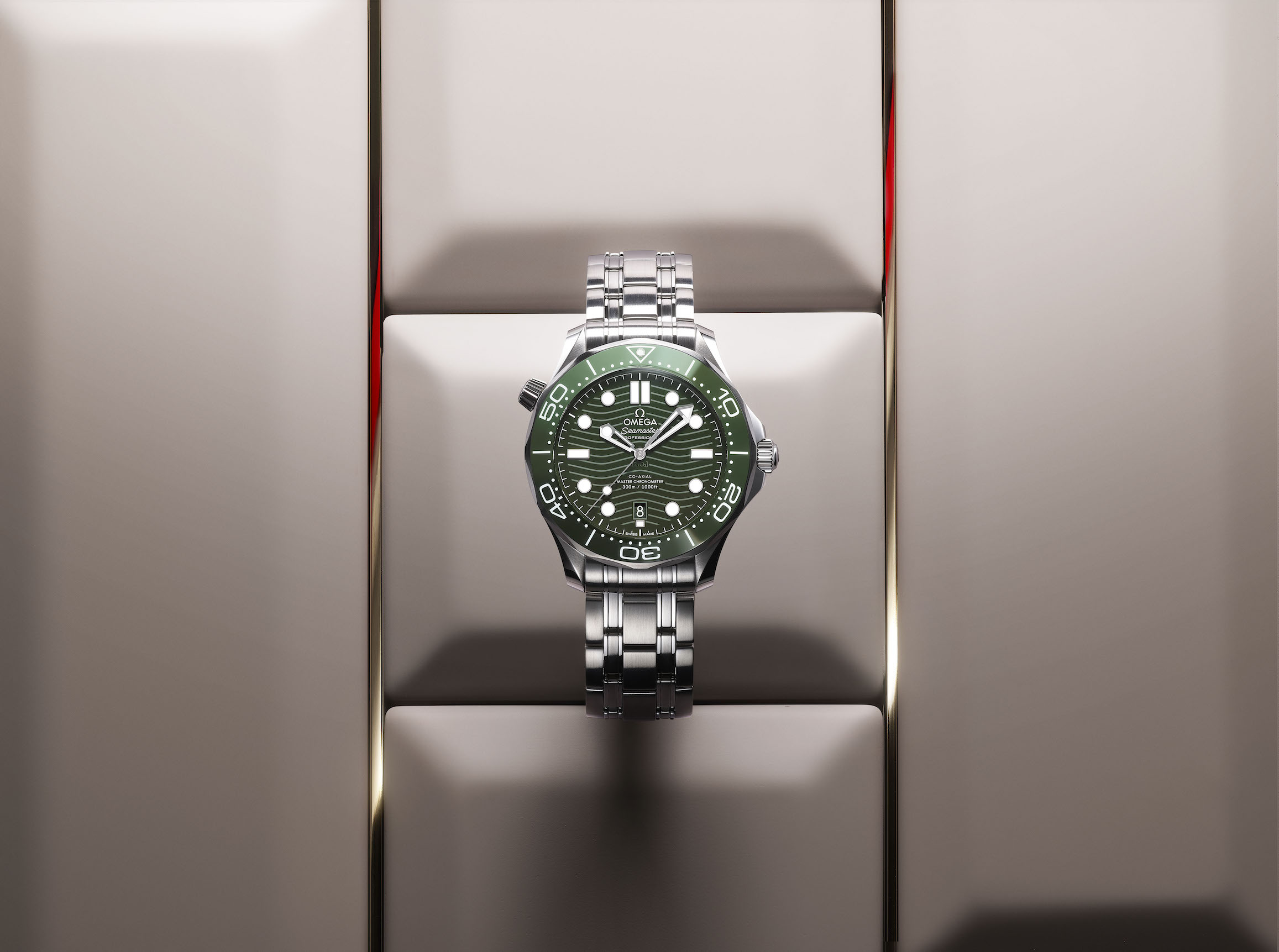 Omega Seamaster Diver 300M green steel bracelet 01