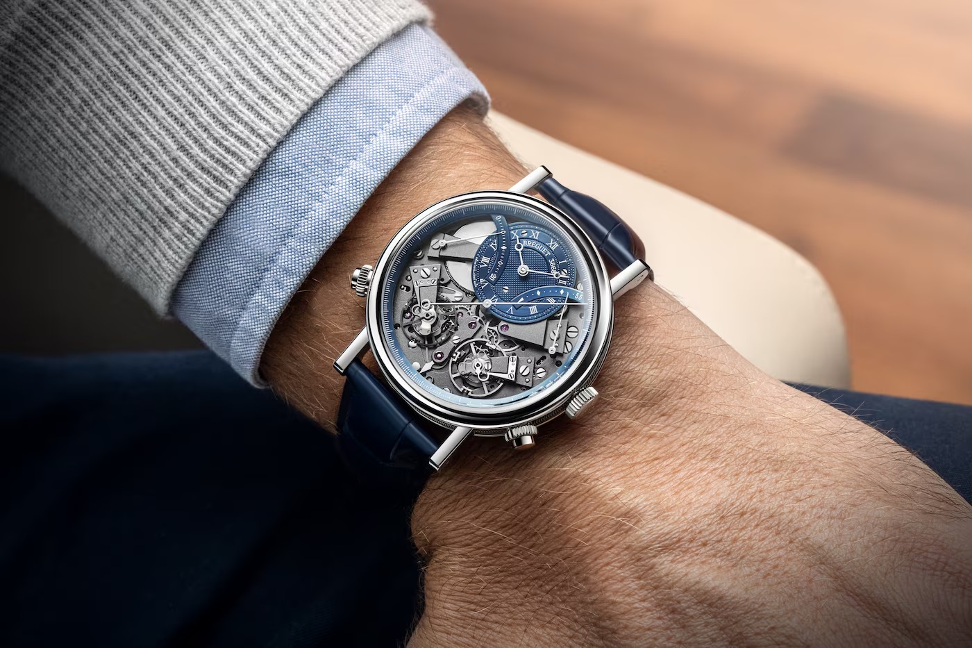 Breguet Tradition Chronographe Indépendant 7077 "se viste de traje y corbata azul"