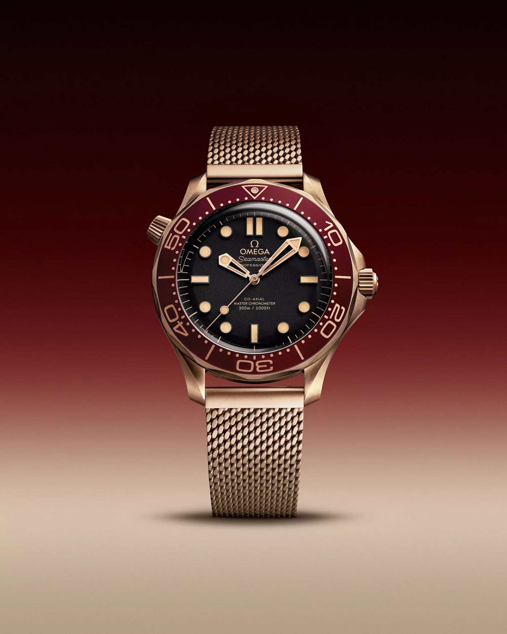 Un nuevo Omega Seamaster Diver 300M se presenta en Bronze Gold y color burdeos