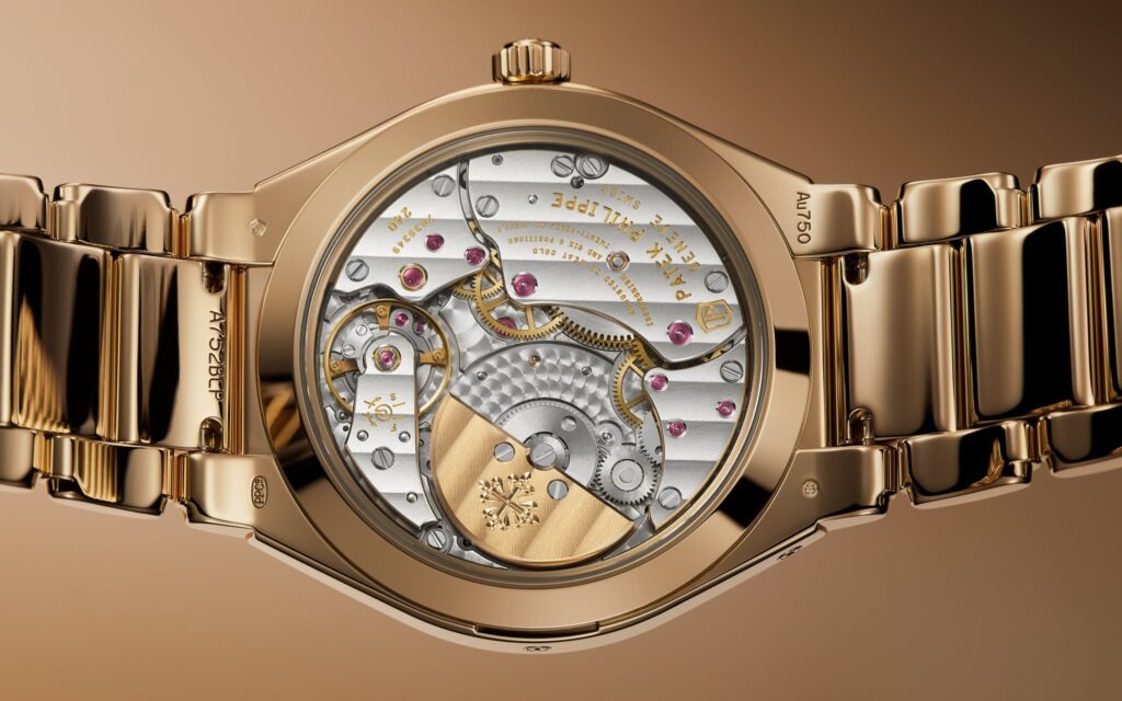 Patek Philippe Twenty-4-7340 1R es el primer calendario perpetuo dentro de la colección Patek Philippe Twenty-4-7340 1R es el primer calendario perpetuo dentro de la colección