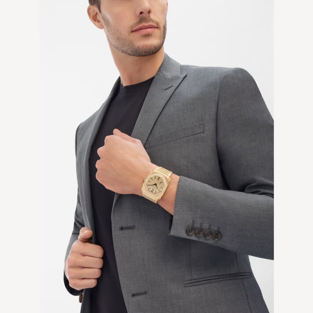 Bvlgari Octo Finissimo Automatic se presenta en oro amarillo con acabado arenado Bvlgari Octo Finissimo Automatic se presenta en oro amarillo con acabado arenado