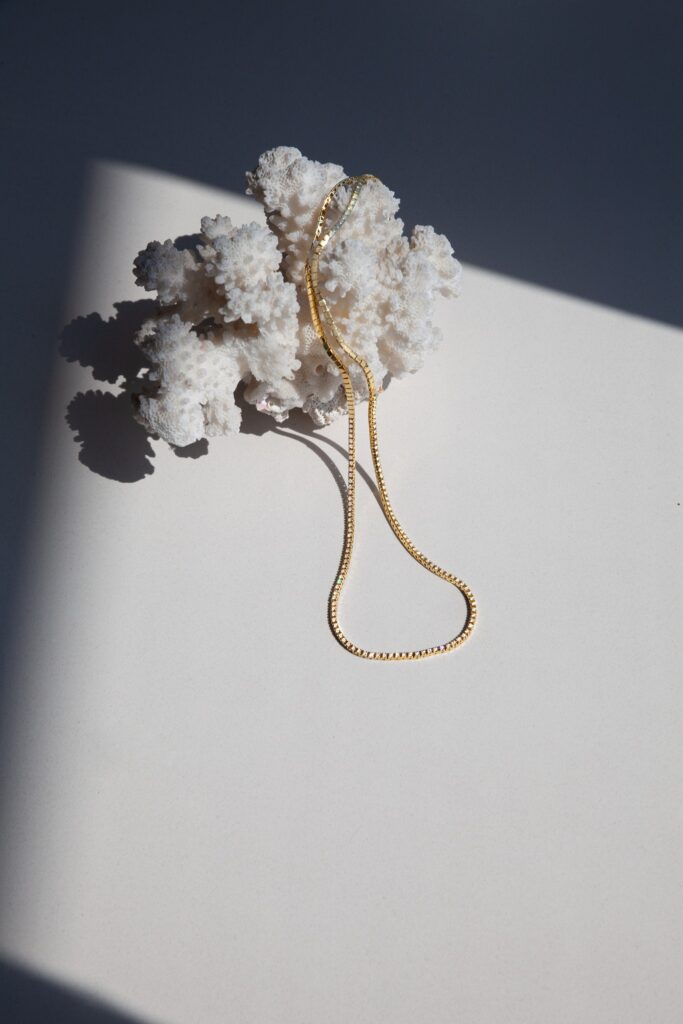 Esta es la historia de tennis bracelet, la pieza de joyería que no puede faltar en tu colección